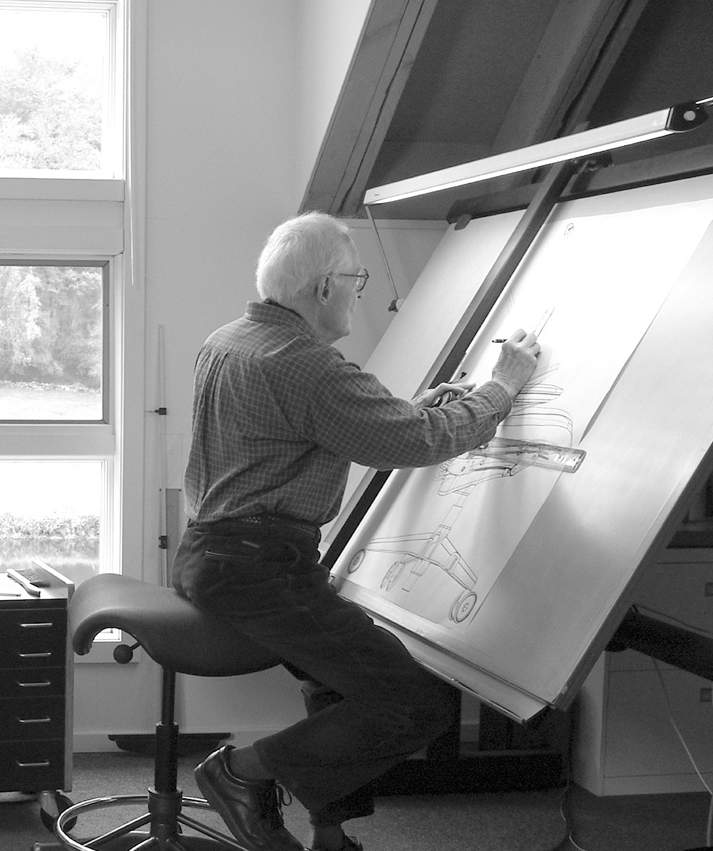 Niels Diffrient, ontwerper van de Freedom-stoel, aan het schetsen
