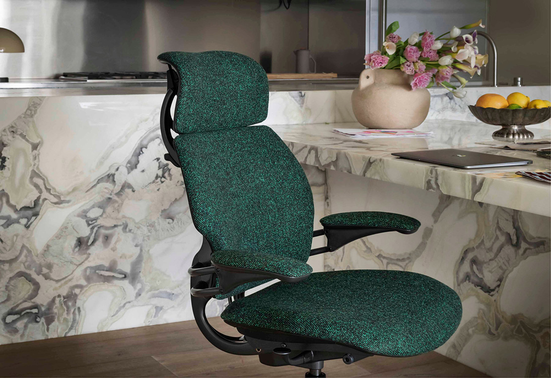 Freedom Headrest in Kvadrat Vanir-textiel met grafietkleurig frame